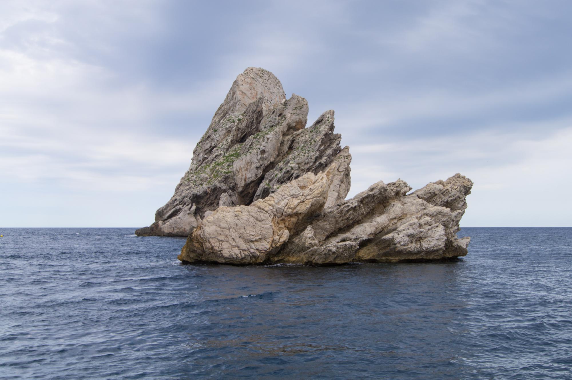 Скалы в Средиземном море недалеко от города Эстартит, расположенного на побережье Коста Брава