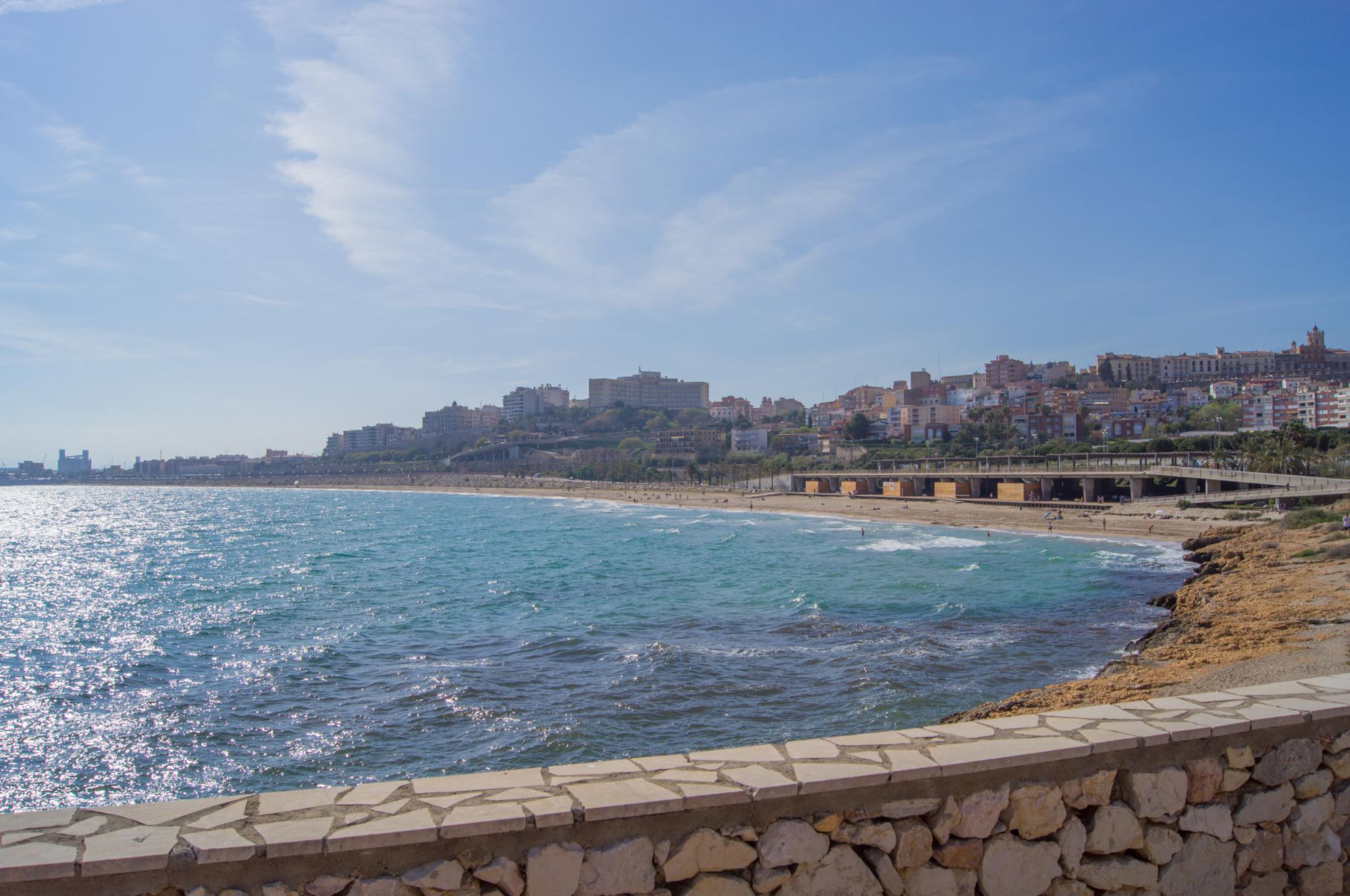 Вид на город и пляж Чуда (Plaja del Miracle) в Таррагоне