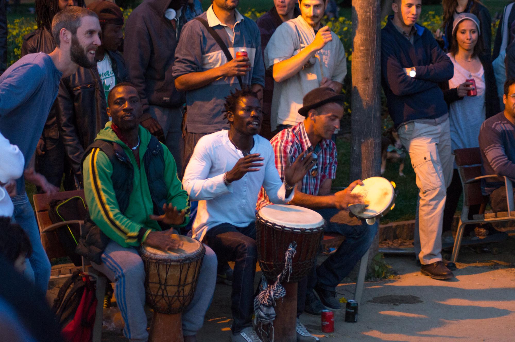 Street musicians entertain the crowd in the Parc de la Ciutadella