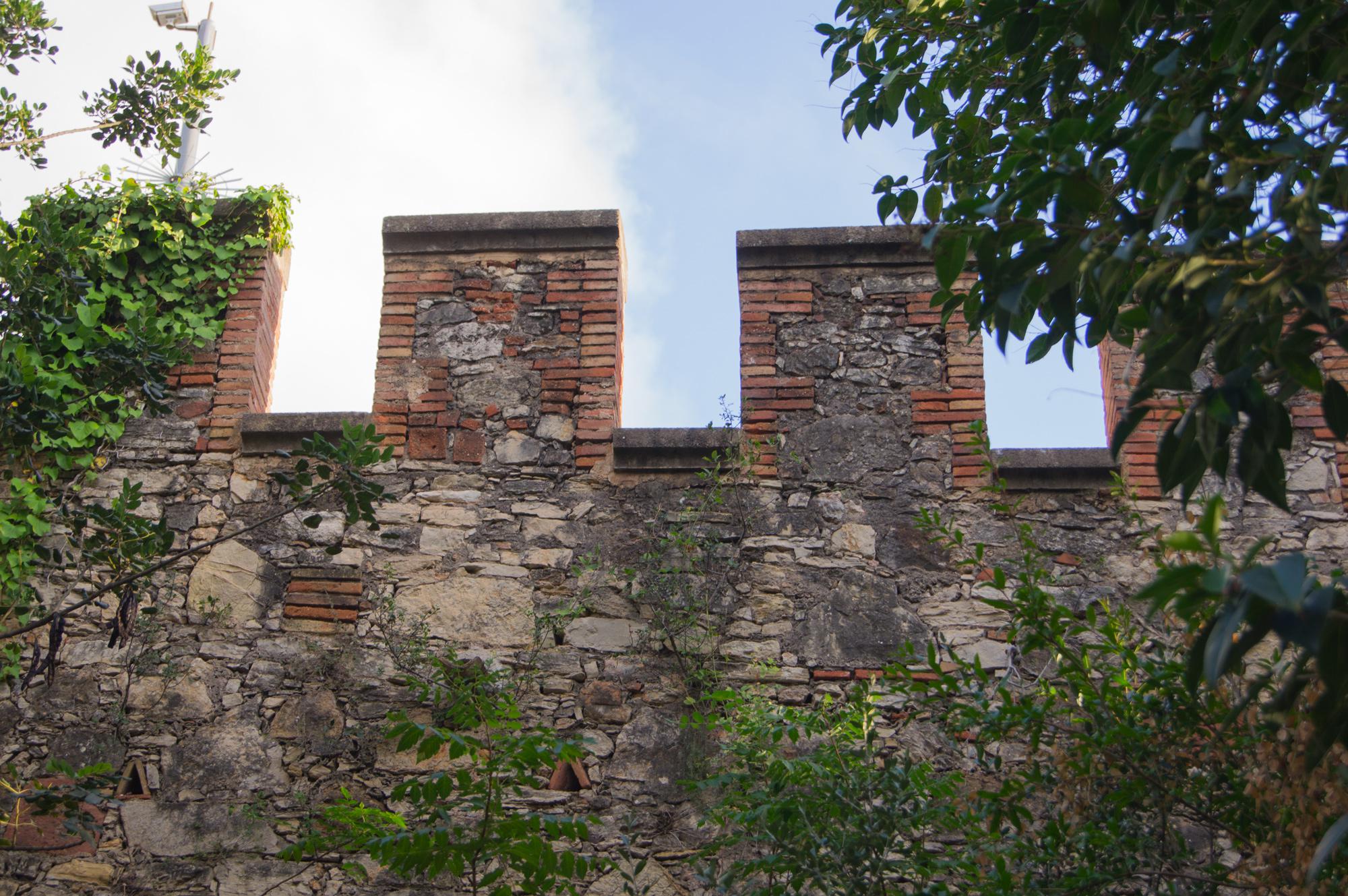 Стена замка в городе Кастельдефельс недалеко от Барселоны