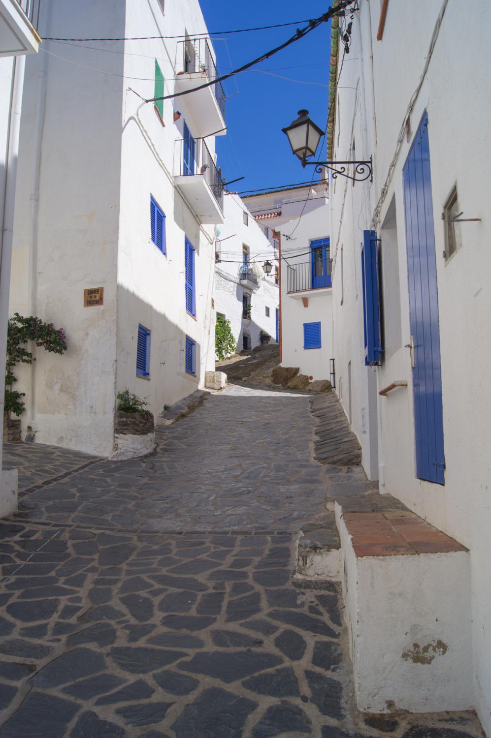  Язык оригинала: македонский A street in the town of Cadaques in northern Catalonia