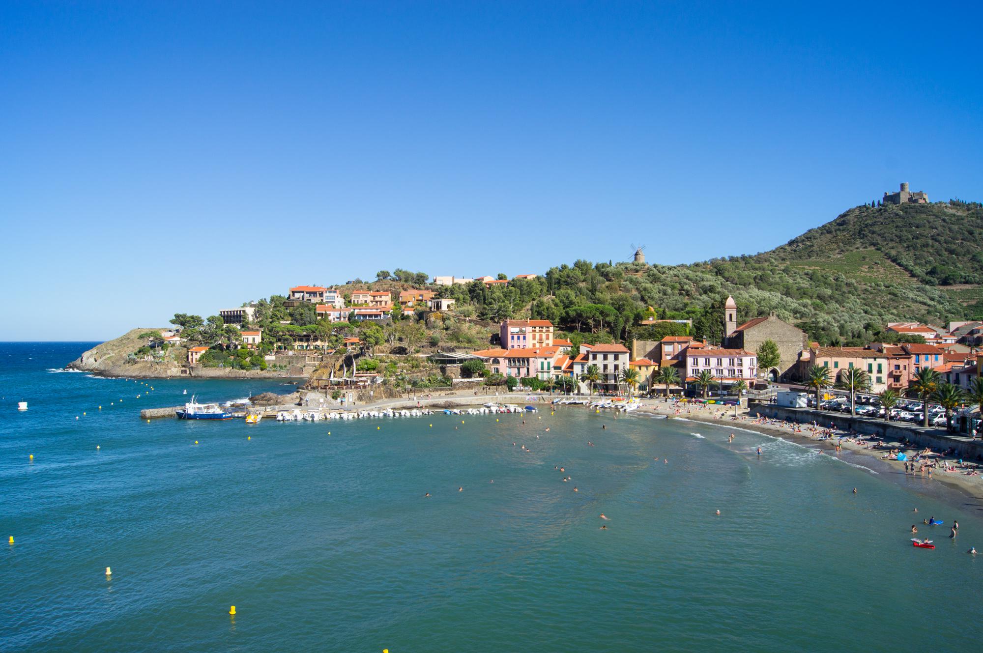 View of the Anse de la Ballet bay and houses in Collioure