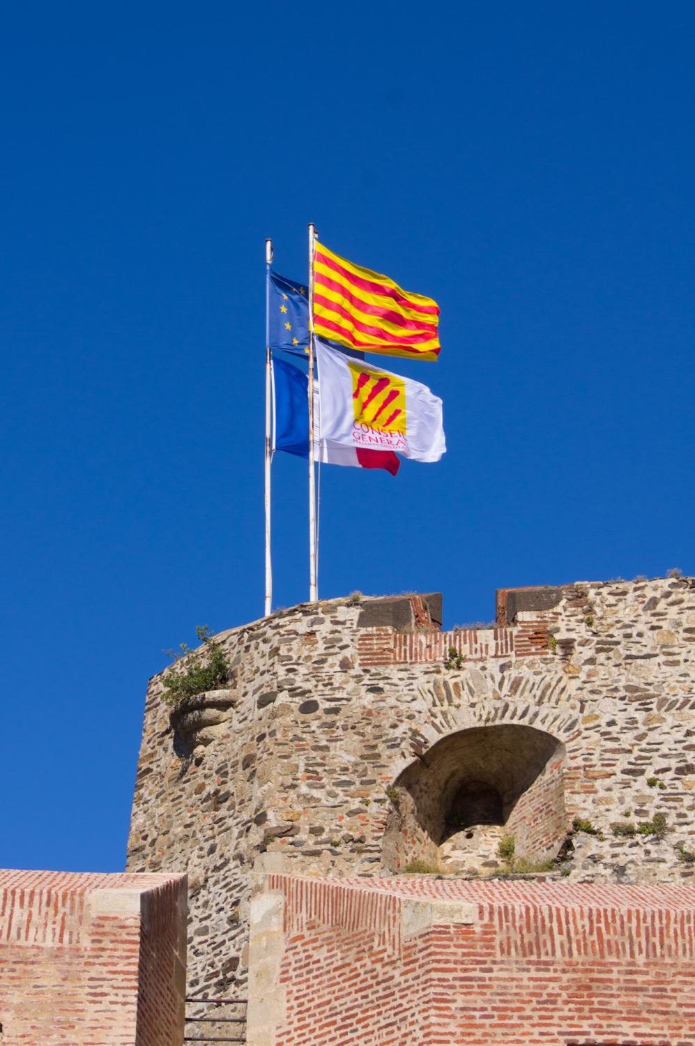 Флаги на крепостью Château Royal в Коллиуре