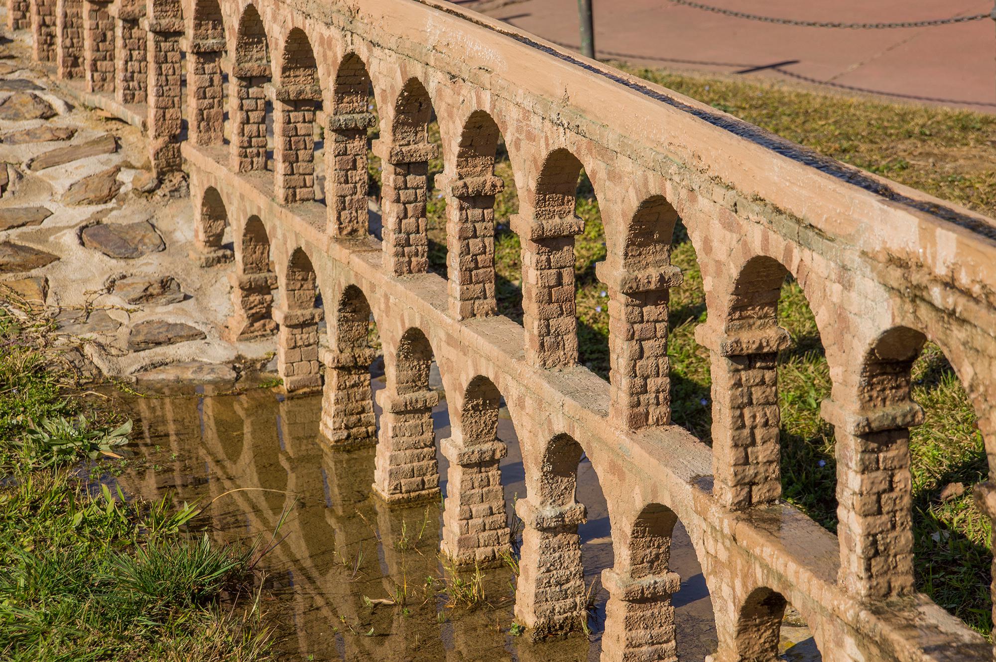 Model of aqueduct in the Catalunya en Miniatura park