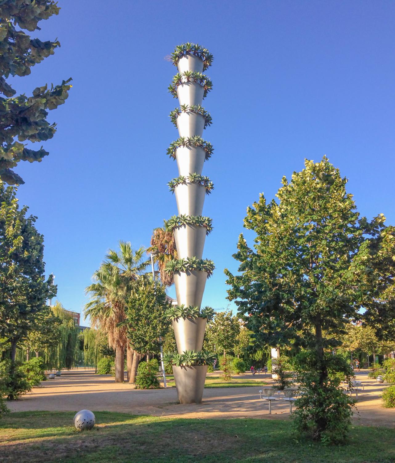 Клумба в парке Побленоу в Барселоне
