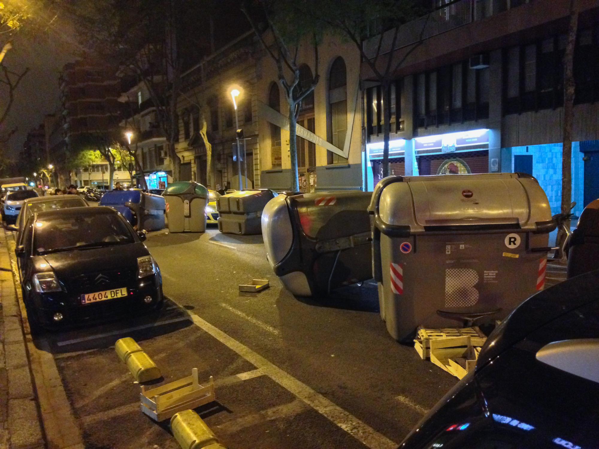 Overturned garbage cans as a consequence of the demonstration in Barcelona