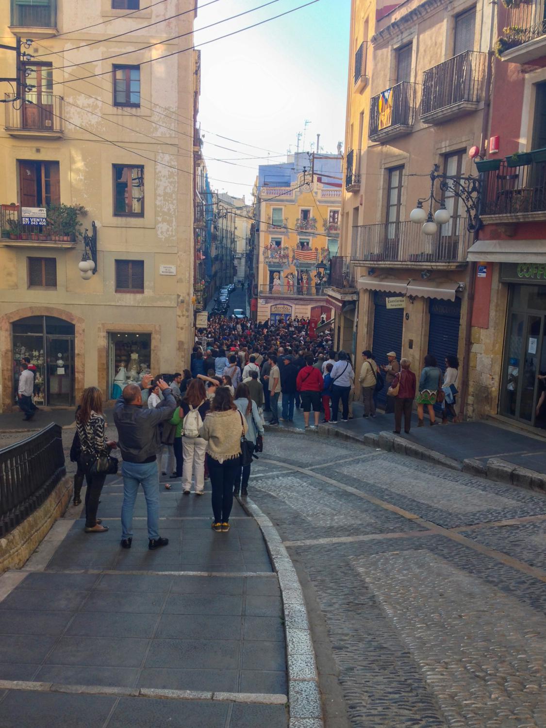 A crowd of people around the house with a facade in Tarragona
