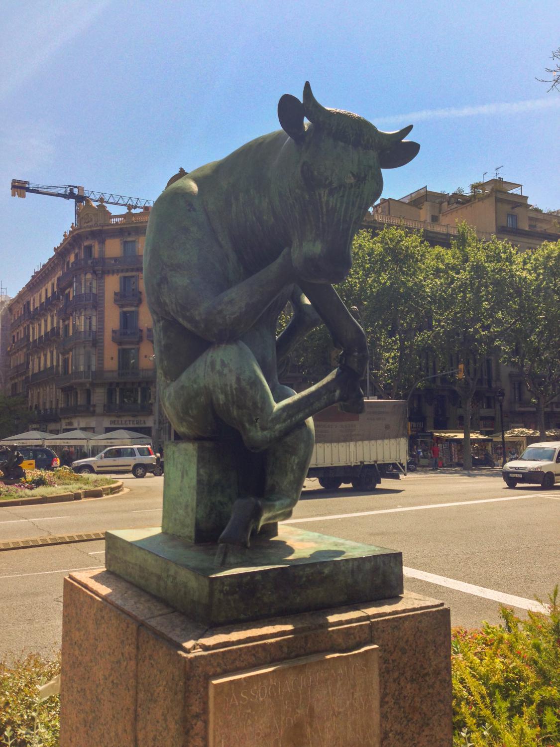 Скульптура быка на пересечении Rambla de Catalunya и Gran Via de les Corts Catalanes в Барселоне